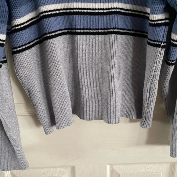 Vintage 90s/2000s Blue and Gray Crew Neck Sweater - Picture 10 of 13